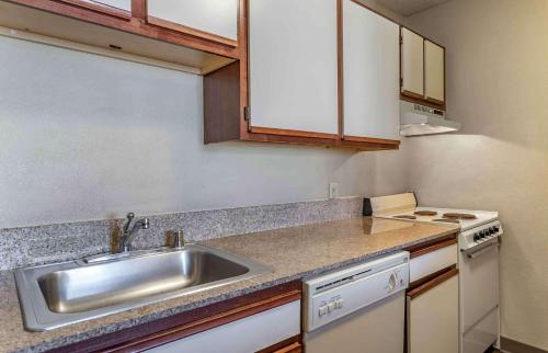 Кухня или мини-кухня в Extended Stay America Suites - Charleston - Northwoods Blvd
