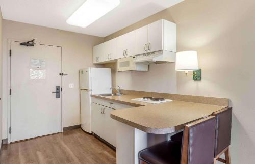 Extended Stay America Select Suites - Chicago - Naperville - Eastにあるキッチンまたは簡易キッチン