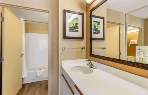 Koupelna v ubytování Extended Stay America Select Suites - Chicago - Vernon Hills - Lincolnshire