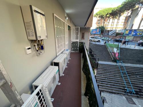 F Rooms Napoli Via Sementiniにあるバルコニーまたはテラス