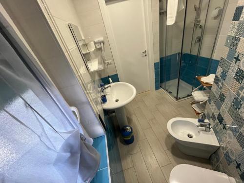 F Rooms Napoli Via Sementiniにあるバスルーム