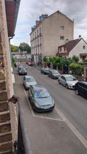 une voiture garée sur le côté d'une rue avec une voiture garée dans l'établissement 12 RUE FERNAND HE93600 Aulnay SOUS BOIS, à Aulnay-sous-Bois
