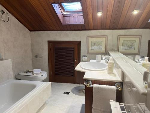 Koupelna v ubytování Preciosa casa en playa América