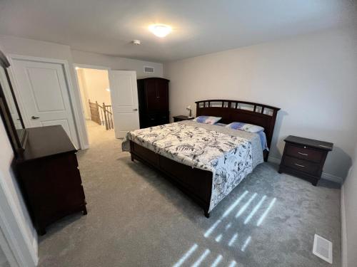 En eller flere senge i et værelse på Carp Townhome