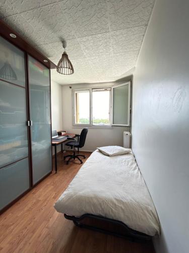 une chambre avec un lit et un bureau avec une chaise dans l'établissement La Faisanderie, à Saint-Maurice