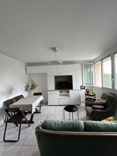 un salon avec un canapé et une table dans l'établissement La Faisanderie, à Saint-Maurice