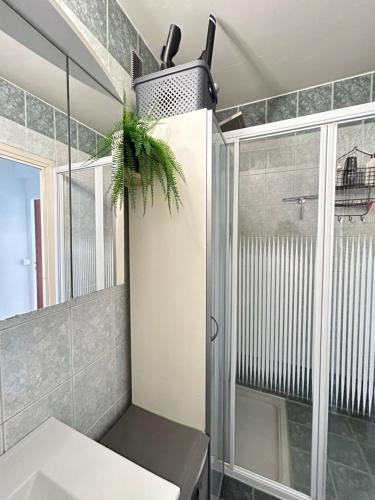 La salle de bains est pourvue d'une douche avec un banc et un miroir. dans l'établissement La Faisanderie, à Saint-Maurice