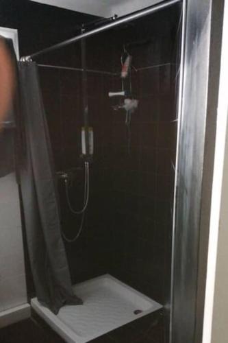 une douche avec une porte vitrée dans une salle de bain dans l'établissement Appart 6 personnes, 3 chambres, très bien situé Centre, à Marseille