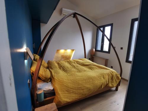 - une chambre avec un lit avec un cadre métallique dans l'établissement Magnifique appartement sauna 100m2, à Bordeaux
