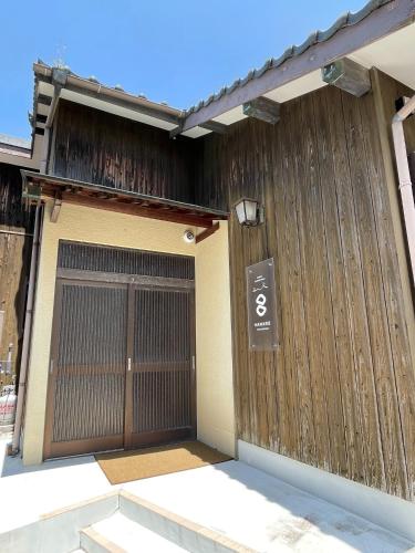 ein Gebäude mit einem Tor mit einem Schild darauf in der Unterkunft HANARE STAY&SPACE - Vacation STAY 38426v in Misaki