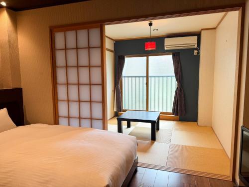 Postel nebo postele na pokoji v ubytování Rinn Hostel Miyagawacho