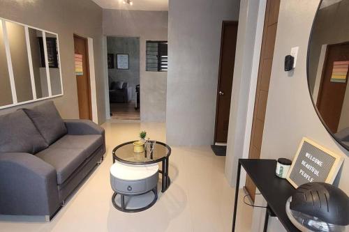 Ruang duduk di Maison Tres with Dipping Pool, billiards, airhockey, videoke and netflix and chill