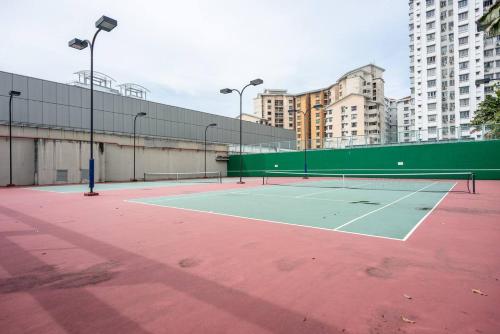 Εγκαταστάσεις για τένις ή/και σκουός στο Tropics Condo ή εκεί κοντά