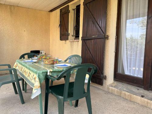 Photo de la galerie de l'établissement Maison avec Jardin, Piscine Sécurisée et Terrasse Ombragée, à 700m de la Plage - 6 Couchages - FR-1-229D-143, à Fleury