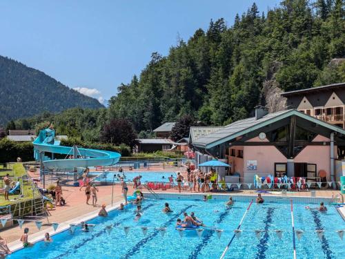 un groupe de personnes dans une piscine dans l'établissement Appartement Calme au Centre de Beaufort - Balcon, Parking, Proche Commodités et Stations de Ski - FR-1-342-319, à Beaufort