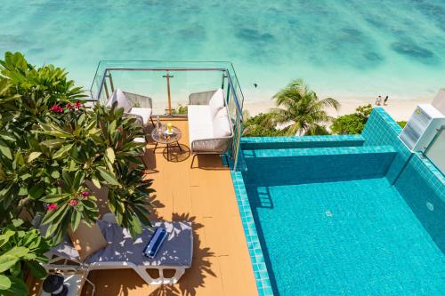 a view of the pool at the beach resort at Blue Sky Beach in Hulhumale