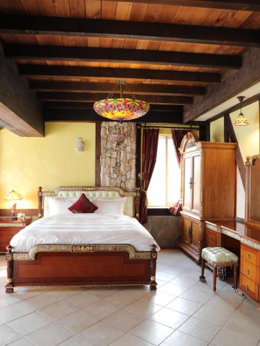 Una cama o camas en una habitación de 日初雲來民宿