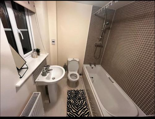 バーミンガムにある2bdroom city center house Perfect for contractorsの洗面台、浴槽、トイレを備えたバスルーム