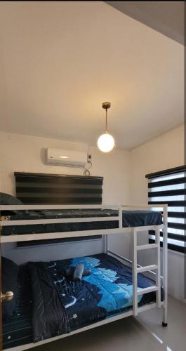 Katil atau katil-katil dalam bilik di Maison Tres with Dipping Pool, billiards, airhockey, videoke and netflix and chill