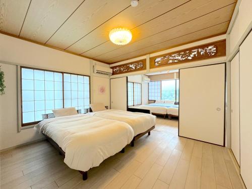 Katil atau katil-katil dalam bilik di ANGO YUGAWARA New Open 駅から車で9分 デッキで無料でBBQで楽しめる プロジェクターと卓球台あり