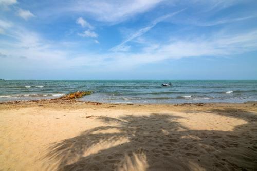 a shadow of a person on the beach at Apartamentos Don Mathias # 2 in Coveñas
