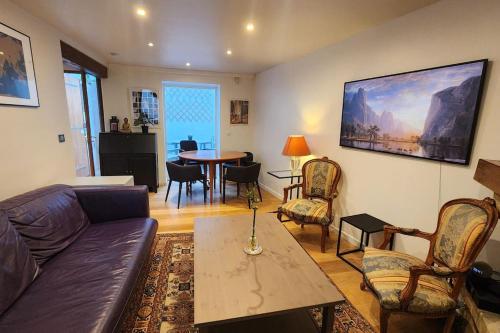 un salon avec un canapé et une table dans l'établissement Townhouse proche de Paris, à Chaville