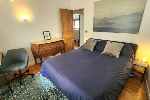 une chambre avec un lit, un bureau et une chaise dans l'établissement Townhouse proche de Paris, à Chaville