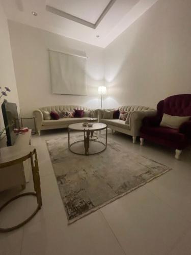 Una sala de estar con dos sofás y una mesa. en الدانه 2, en Hafr Al Batin