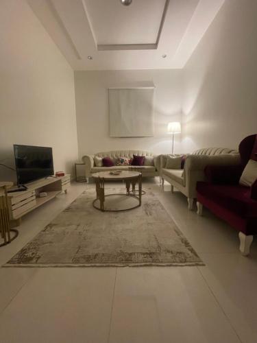 una sala de estar con un sofá y una mesa en الدانه 2, en Hafr Al Batin