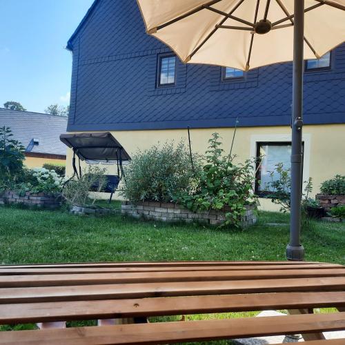 Κήπος έξω από το Ferienwohnung Schwibbogen
