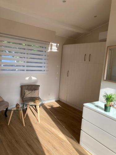 un salon avec une table et une fenêtre dans l'établissement Studio grasse sud, à Grasse