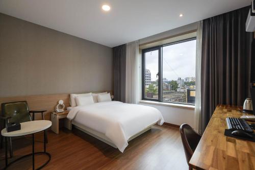 Postel nebo postele na pokoji v ubytování Incheon Blue Marine Hotel