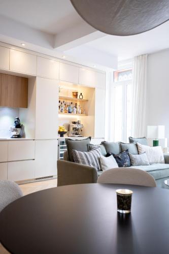 un salon avec un canapé et une table dans l'établissement Superbe Appartement Toulouse hypercentre, à Toulouse
