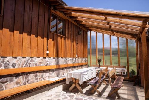 a patio with a table and chairs on a building at Varság Gyöngye Vendégház in Vărşag