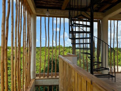 een balkon met een wenteltrap in een huis bij GARDEN EDEN Lodge in Jambiani