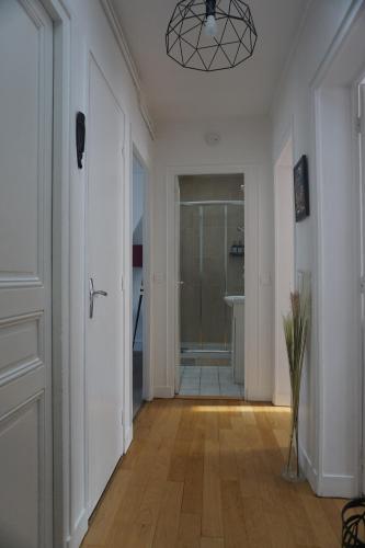 un couloir avec une douche à l'italienne et une porte vitrée dans l'établissement Guest room paris - R&M, à Paris