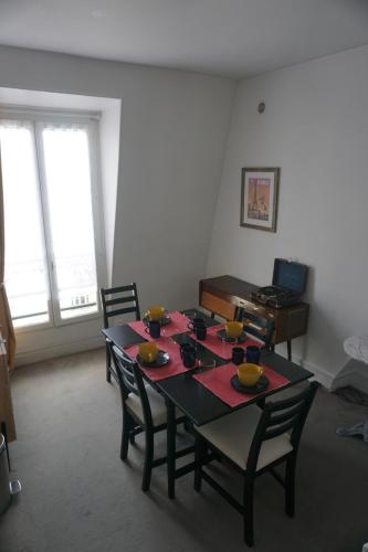 - une salle à manger avec une table et des chaises dans l'établissement Guest room paris - R&M, à Paris