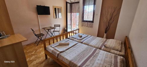 奥赫里德House Kostoski的一间卧室配有两张单人床。