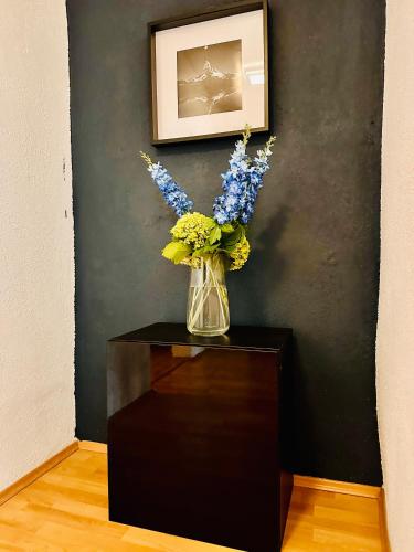 a vase of flowers sitting on a table at Schöne Ferienwohnung in Schottwien