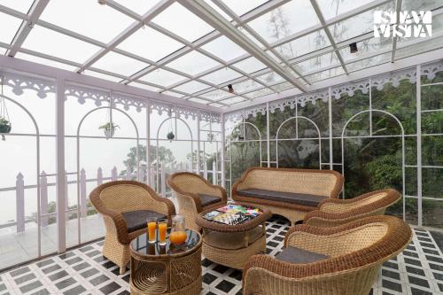 Χώρος καθιστικού στο Forktail House with Swimming Pool at Kalimpong by StayVista