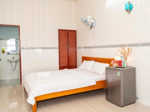 a bedroom with a bed and a sink in it at Hai Nam Guesthouse in Long Hai