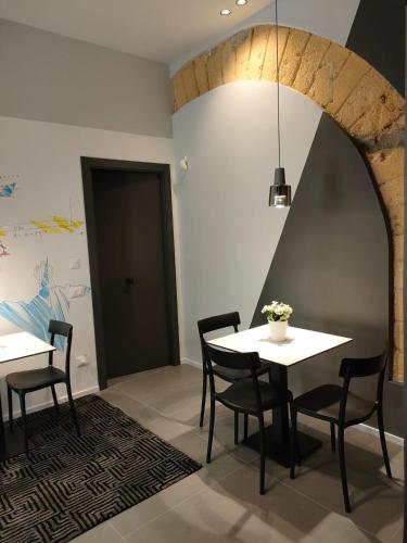 a dining room with a table and chairs and a door at Rosy Room Design in Marsala