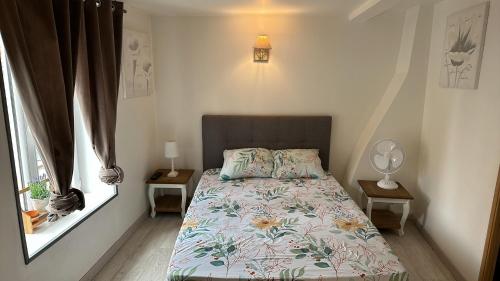 une chambre avec un lit et une fenêtre dans l'établissement maison 4 personnes tout confort alentours boulogne sur mer, à Samer