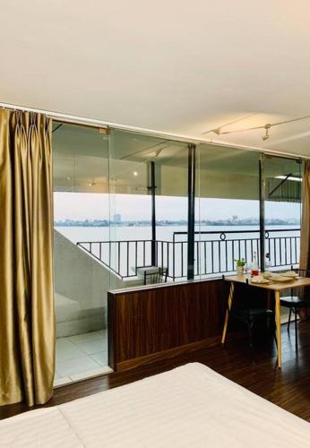 Giường trong phòng chung tại Mhouse 127 waterfront 2