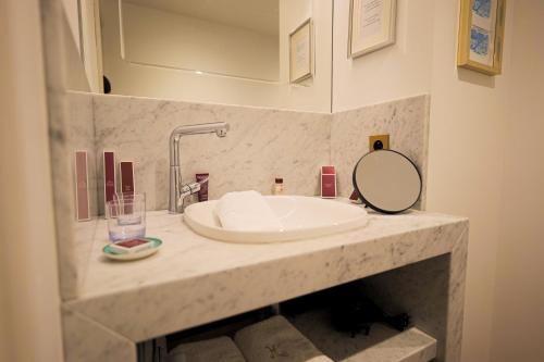 a bathroom with a sink and a mirror at Hôtel Merveilleux Côté Mer in Dunkerque