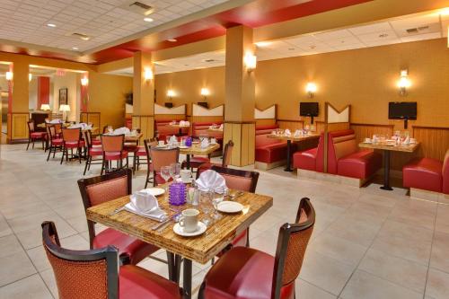 a dining room with tables and chairs and a restaurant at Holiday Inn & Suites Bakersfield by IHG in Bakersfield
