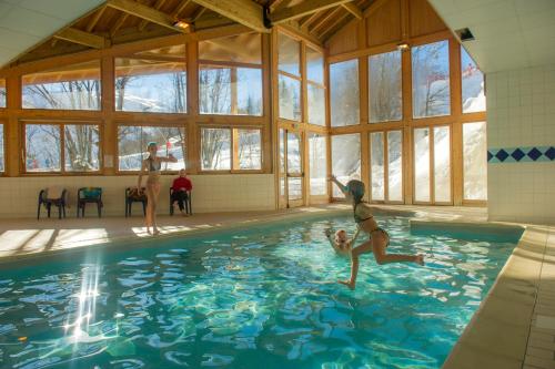un groupe de personnes jouant dans une piscine dans l'établissement Résidence Goélia Le Balcon des Neiges, à Saint-Sorlin-dʼArves