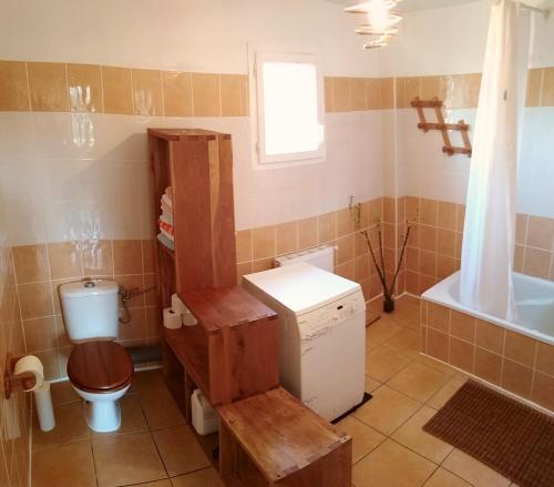 Ein Badezimmer in der Unterkunft LE SECOND SOUFFLE Maison proche centre ville de Die tout peut se faire à pied gare SNCF marché U express rivière