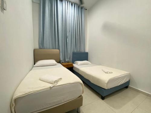 two twin beds in a room with a window at Alyn Home Klebang Netflix Coway Wifi in Melaka
