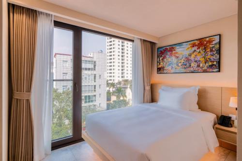 Giường trong phòng chung tại The Five Suites Lilas